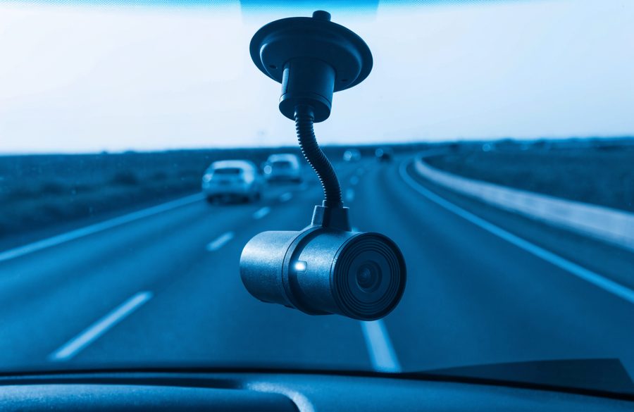Cámara dashcam montada en el parabrisas de un vehículo