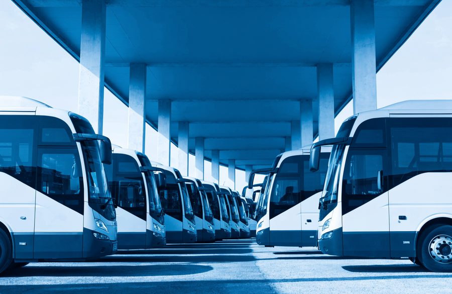 Flota de buses de larga distancia estacionados en una terminal