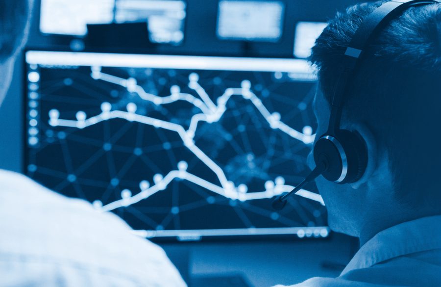 Operador monitoreando un mapa de rastreo GPS de flota