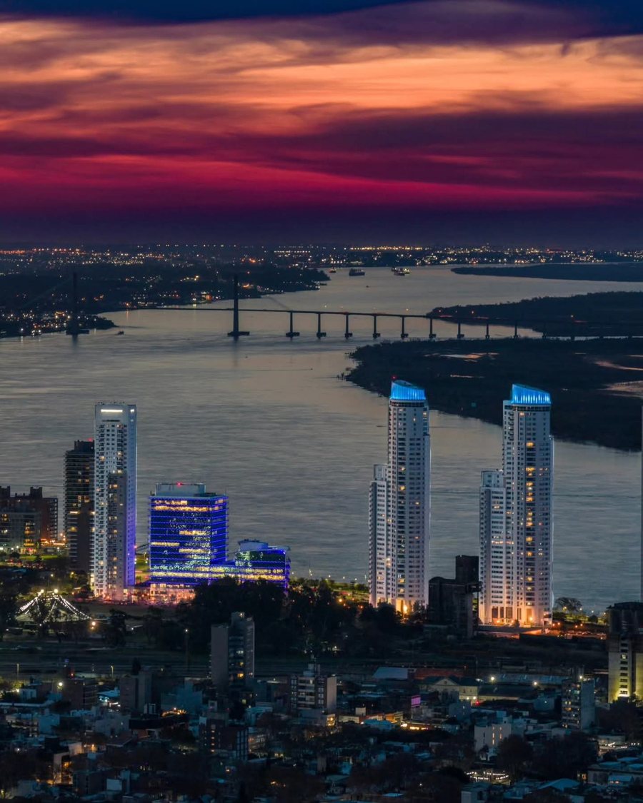 Vista nocturna de Rosario, el río Paraná y el puente Rosario-Victoria